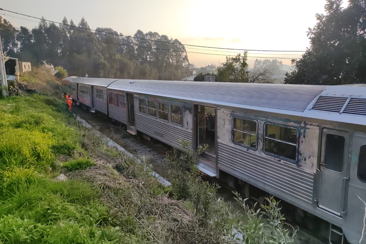 Comboio da linha do Vouga descarrila em Oliveira de Azeméis