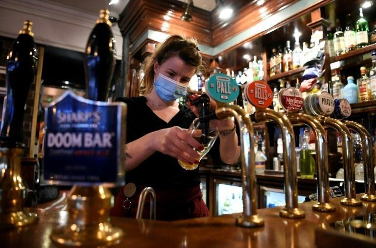 Inglaterra reabre com abertura de esplanadas de pubs e restaurantes