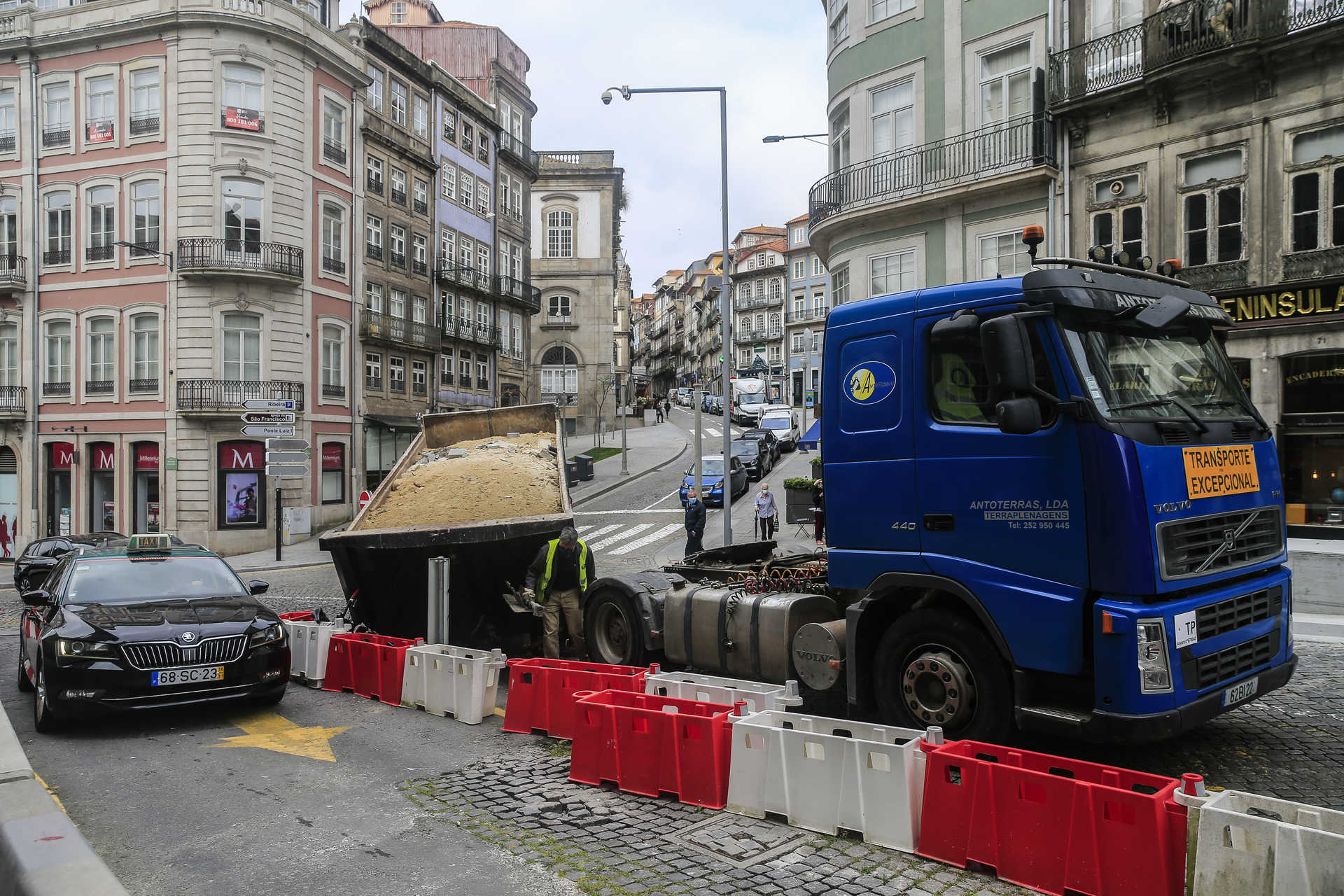 Reboque com terra desprende-se de camião na zona histórica do Porto