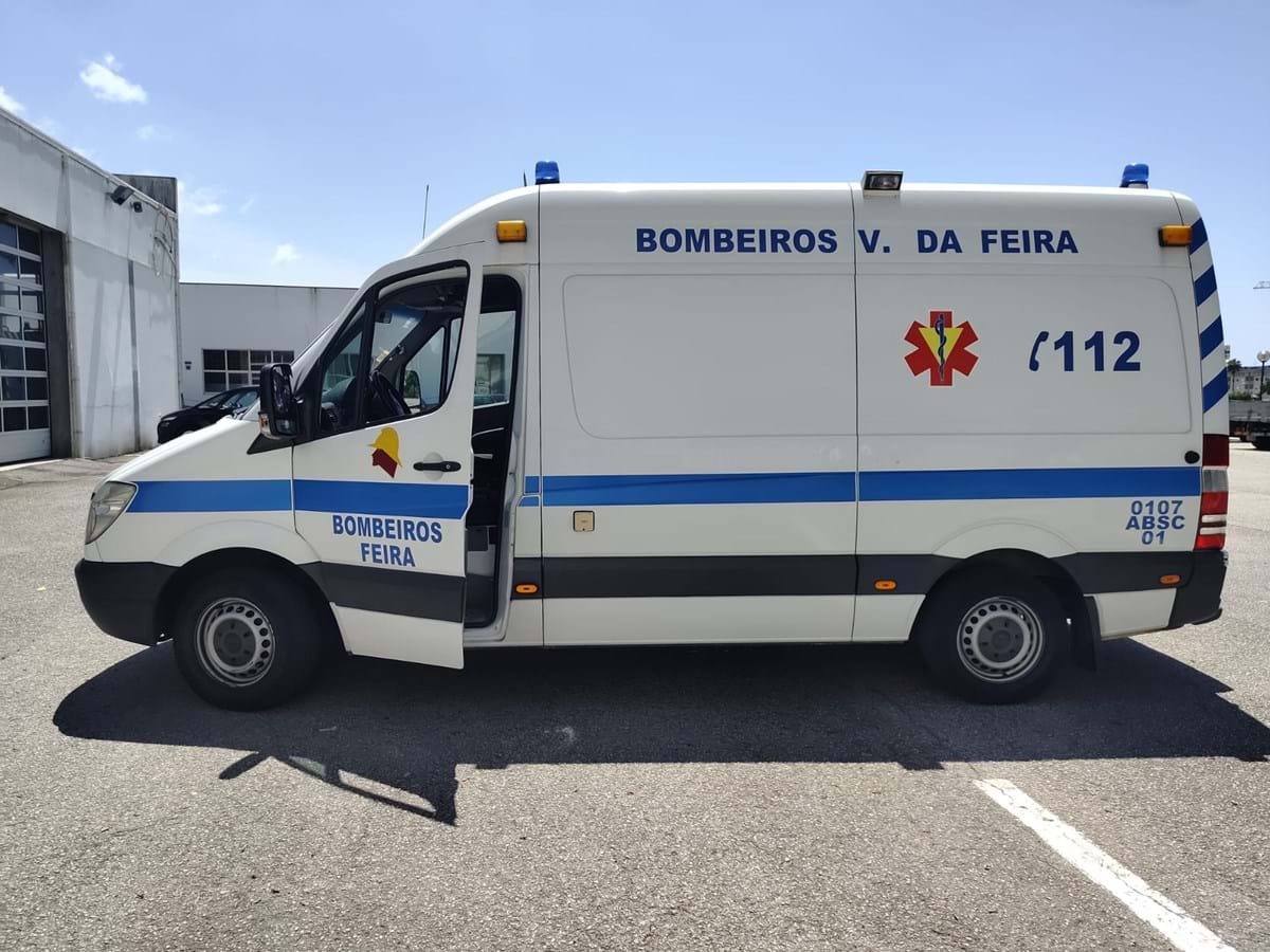 Homem detrói ambulância com taco de basebol em Santa Maria da Feira