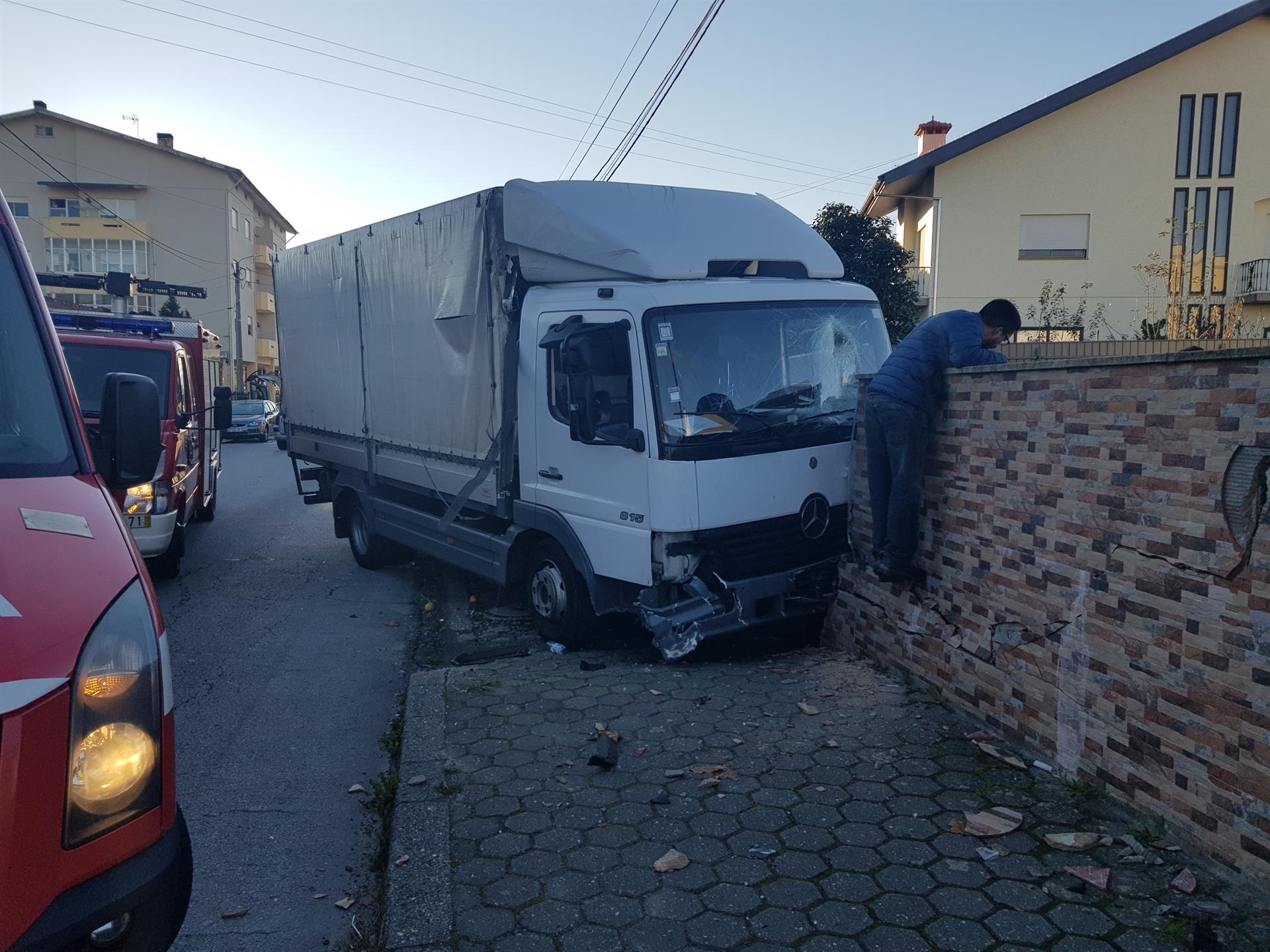 Camião roubado só parou após embater num muro em Santa Maria da Feira