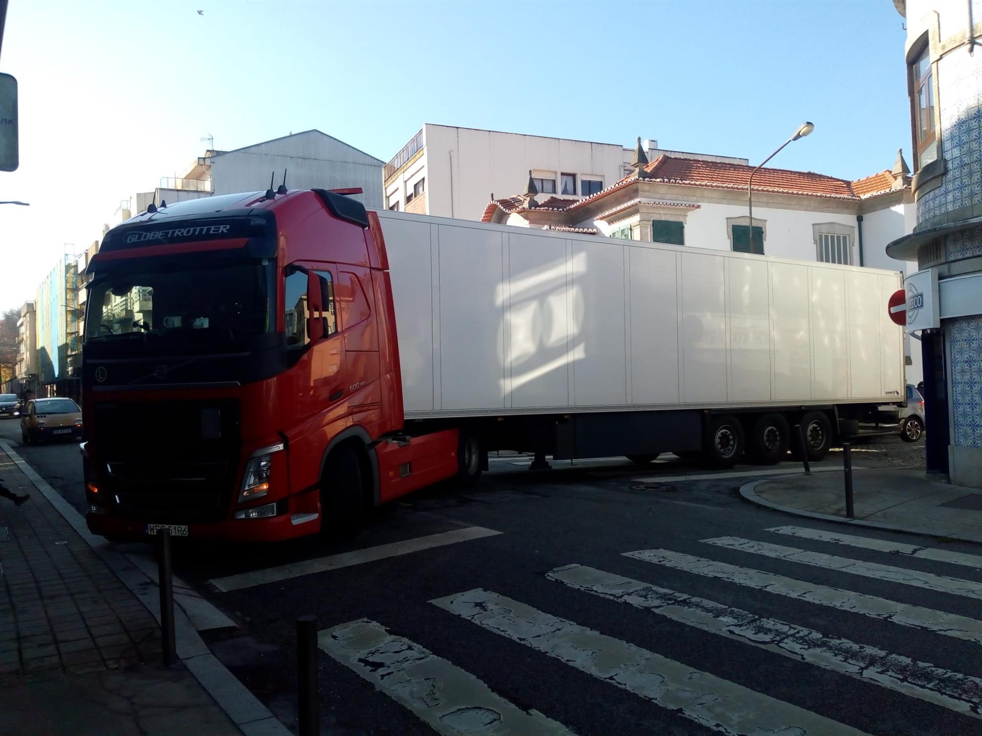 Acidente com camião de matricula Polaca condicionou ruas do Porto