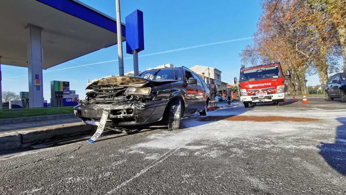 Sete feridos numa colisão entre duas viaturas no Porto