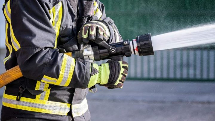 Duas pessoas ficaram feridas num incêndio num apartamento do Porto