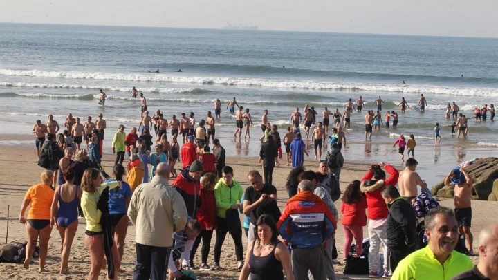 Centenas de pessoas foram ao primeiro banho do ano no mar de Matosinhos