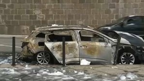 Carro arde por completo no túnel da Ribeira do Porto