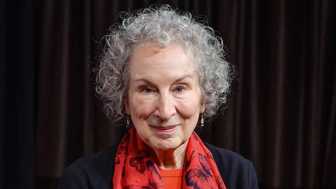 Margaret Atwood condecorada pela Universidade do Porto