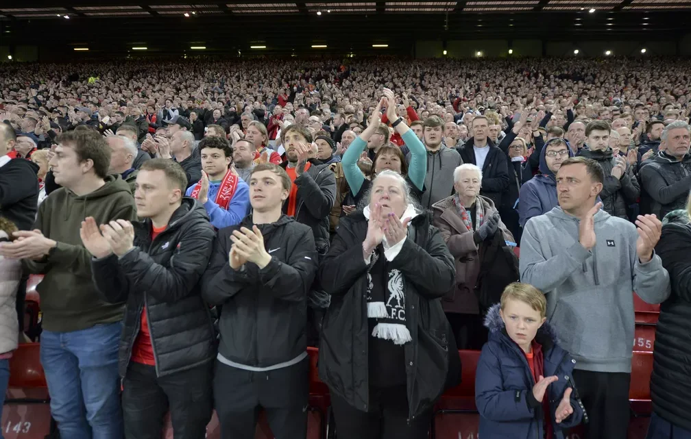 Adeptos de Liverpool e Manchester United aplaudem em homenagem a Cristiano Ronaldo