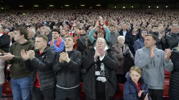 Adeptos de Liverpool e Manchester United aplaudem em homenagem a Cristiano Ronaldo