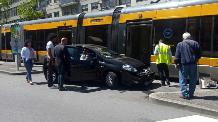 Carro bate contra metro em Gaia