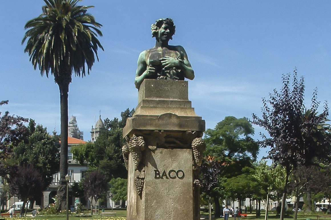 Escultura regressa à Praça da República