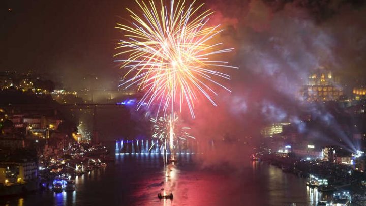 Noite de São João em Porto e Gaia de volta com fogo-de-artifício