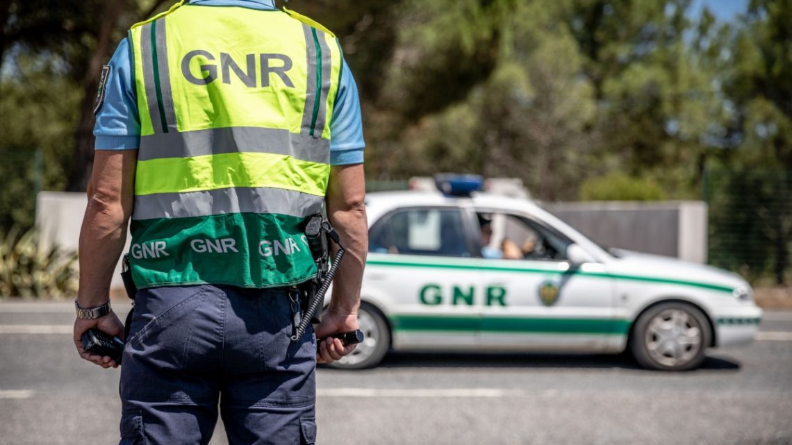 GNR deteve 3 homens em flagrante por furto em estabelecimento