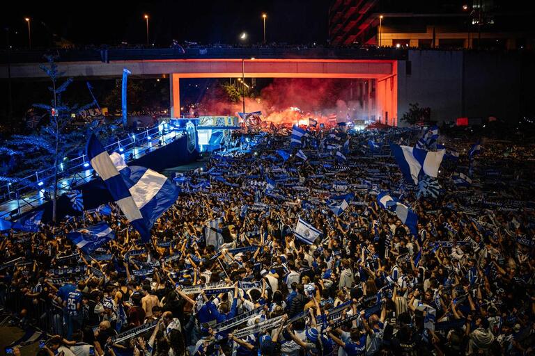 Festejos do FC Porto condiciona o transito em várias ruas da cidade do Porto