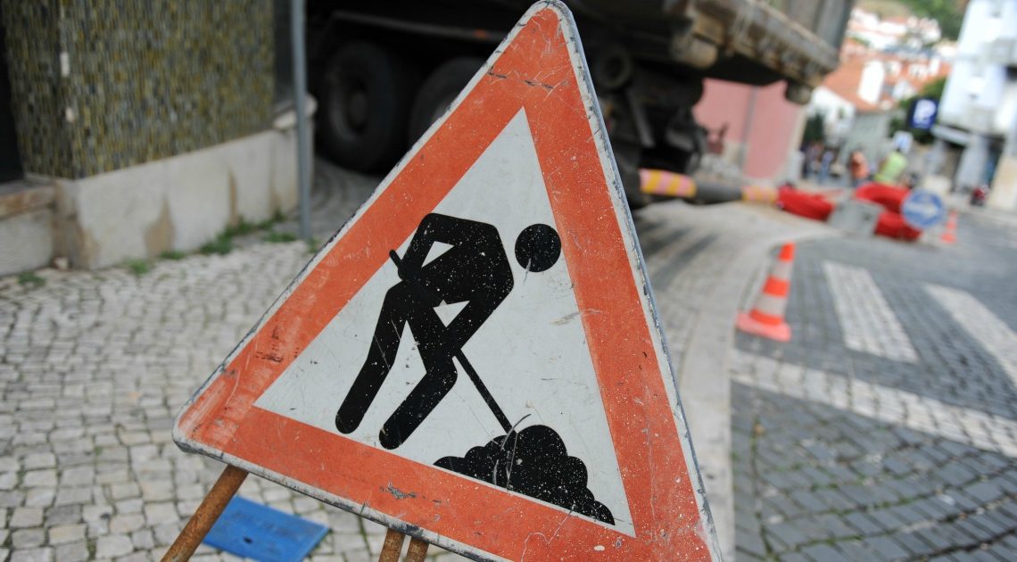 Beneficiação do Pavimento da Faixa de Rodagem na Rua de S. Roque da Lameira condiciona trânsito no Porto