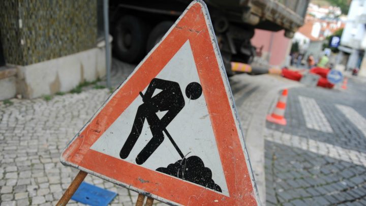 Beneficiação do Pavimento da Faixa de Rodagem na Rua de S. Roque da Lameira condiciona trânsito no Porto