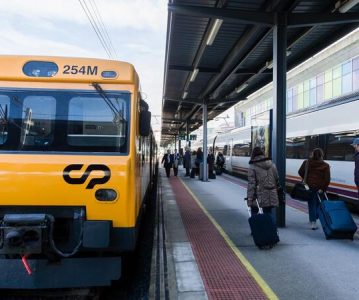 Greve na CP paralisam comboios urbanos do Porto no  S. João