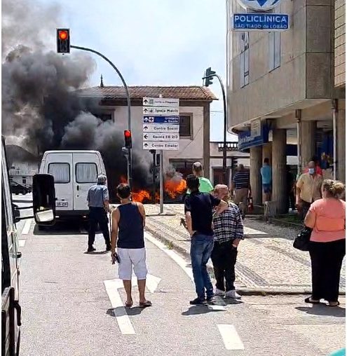 Carro dominado pelas chamas em Santa Maria da Feira