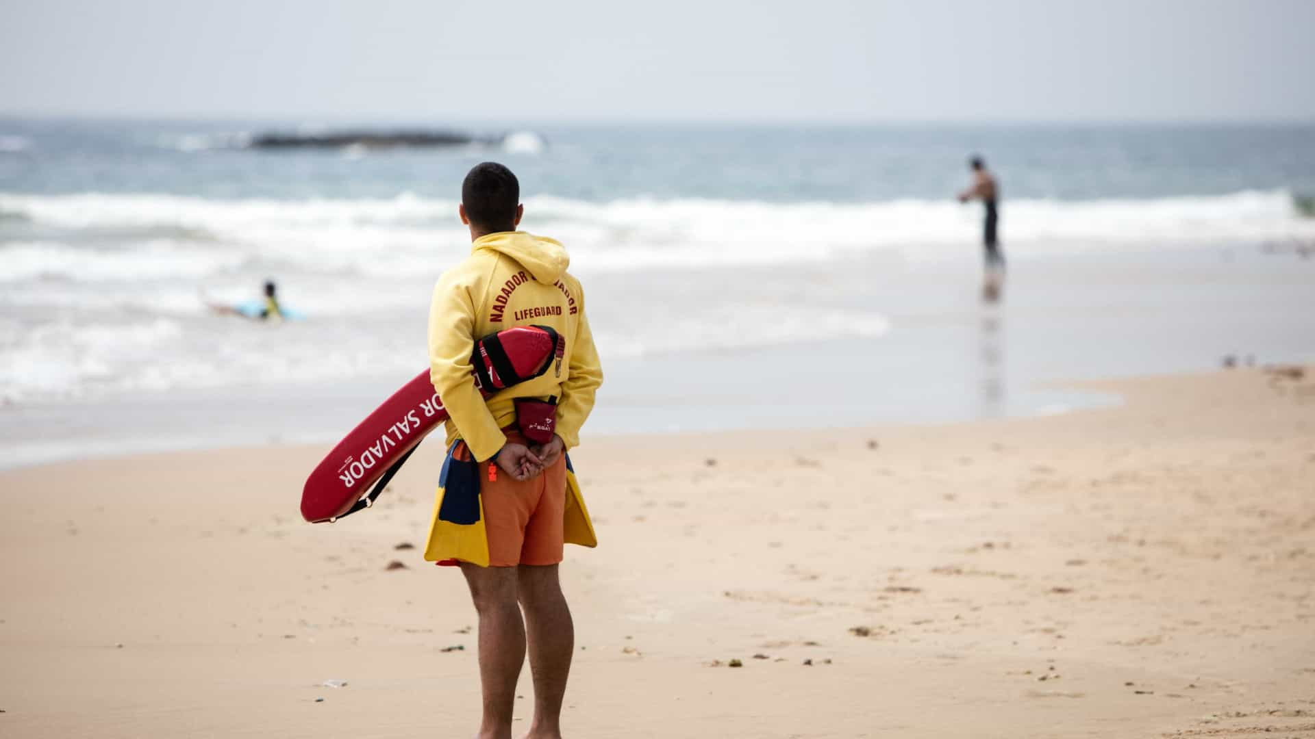 Corpo de um homem resgatado sem vida numa praia de Gaia