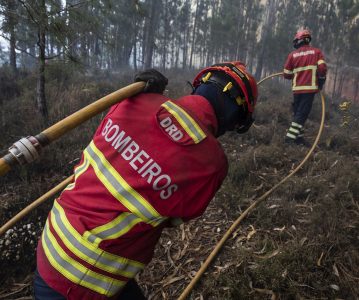 130 operacionais combatem incêndio na Trofa