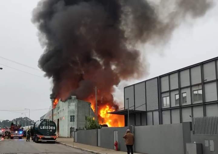 Fogo destrói armazém de tintas em Matosinhos