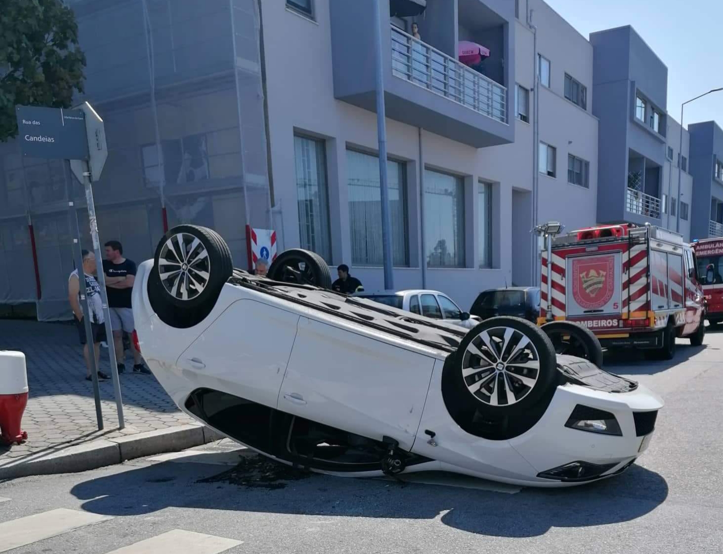 Acidente seguido de capotamento deixa ferida mulher em Vila Nova de Gaia