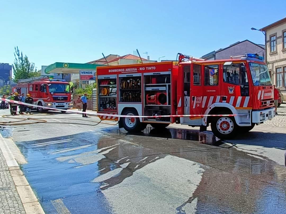 Idoso deixa a sua casa após incêndio em Gondomar