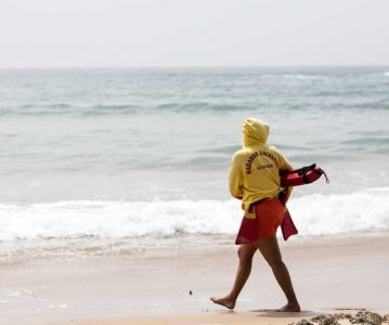 Homem socorrido por surfista em praia não vigiada da Póvoa de Varzim