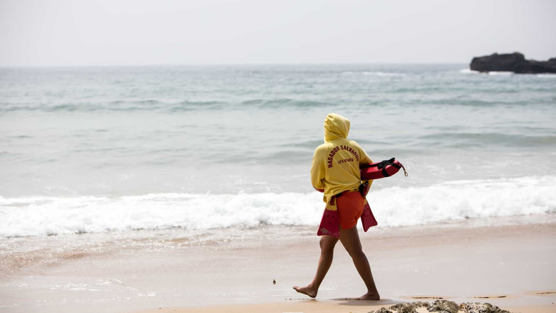 Homem socorrido por surfista em praia não vigiada da Póvoa de Varzim