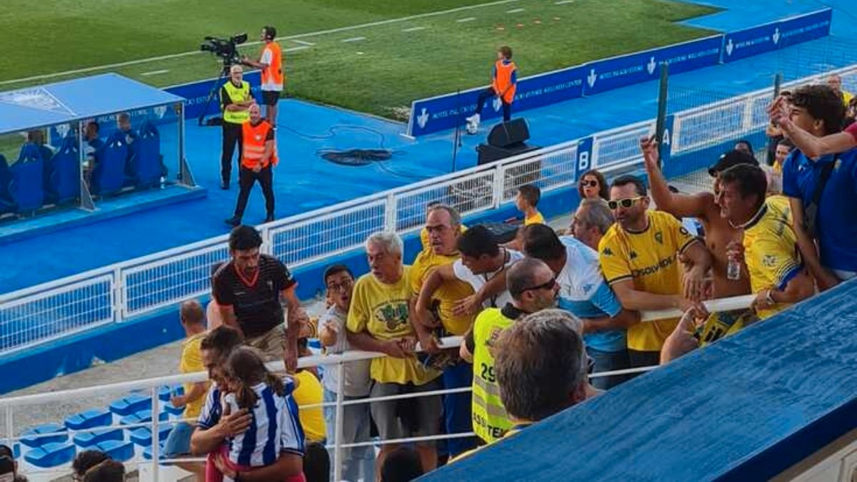 Pai e criança, ambos com camisola do FC Porto, obrigados a sair do lugar após insultos de adeptos do Estoril