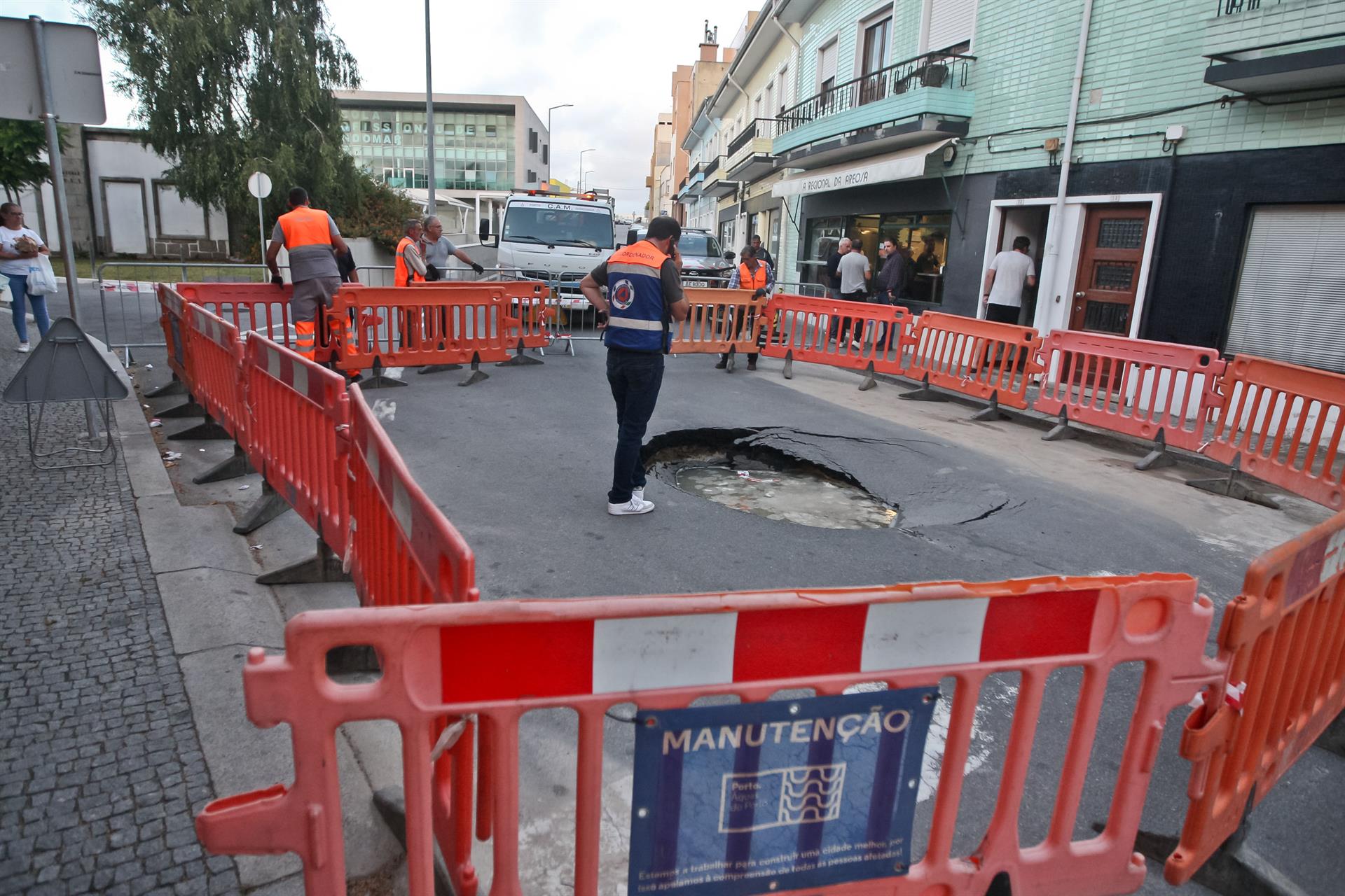 Buraco com cerca de dois metros de diâmetro abre em plena rua de Gondomar