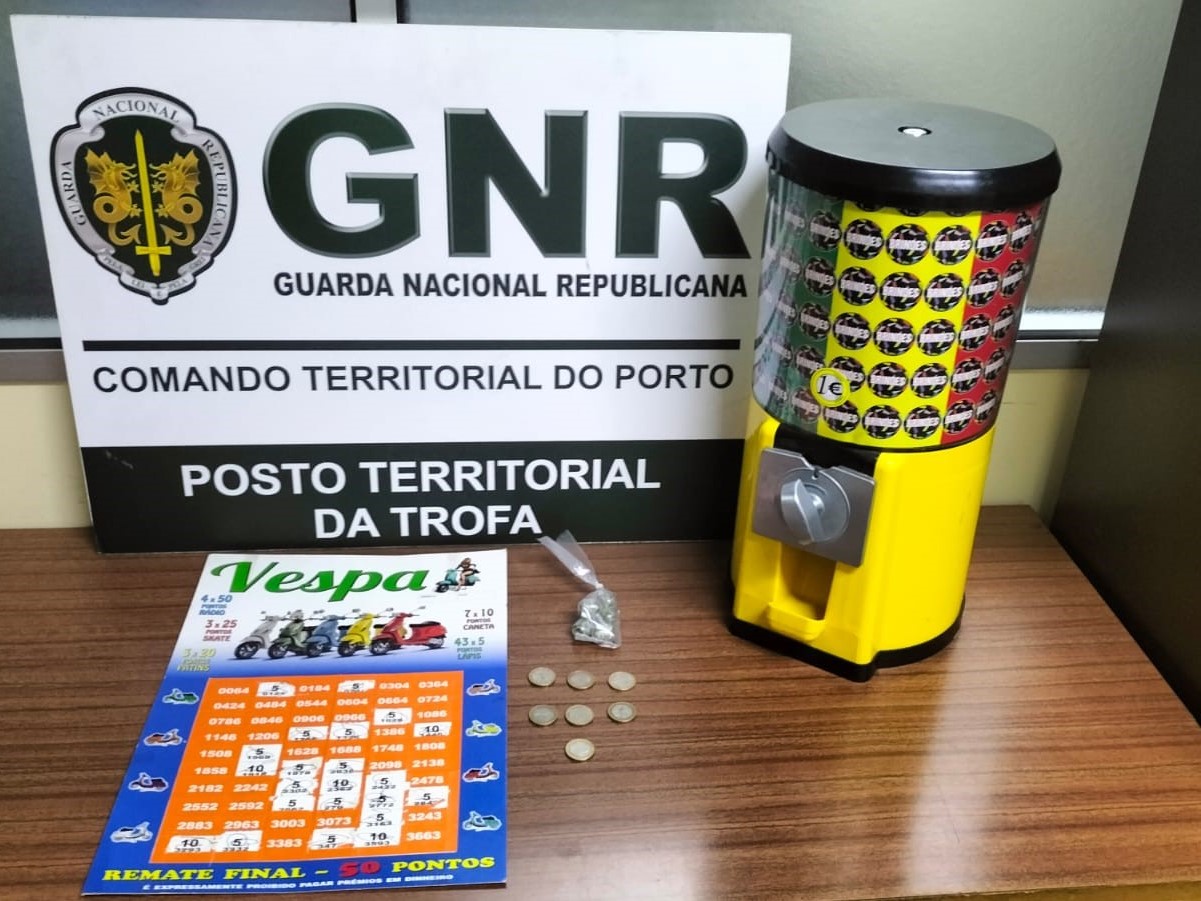 Militares da GNR apreenderam una máquina de jogo ilegal que atribuía prémios em dinheiro na Trofa