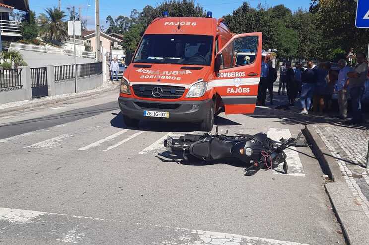 Colisão entre carro e motociclo fere homem em Oliveira de Azeméis 