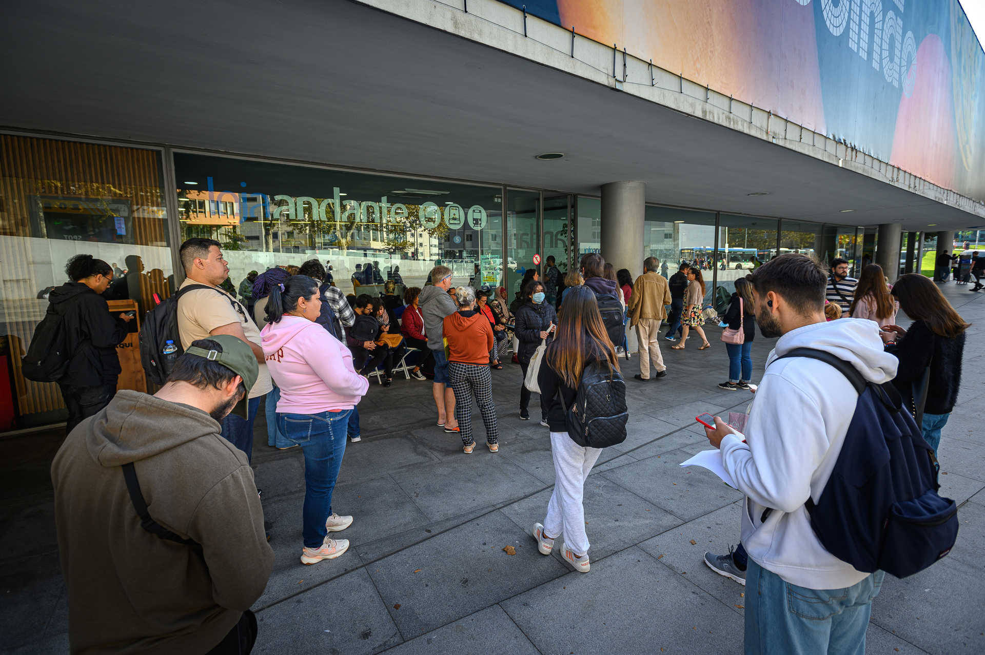 Estudantes esperam horas para renovar o passe de metro no Porto