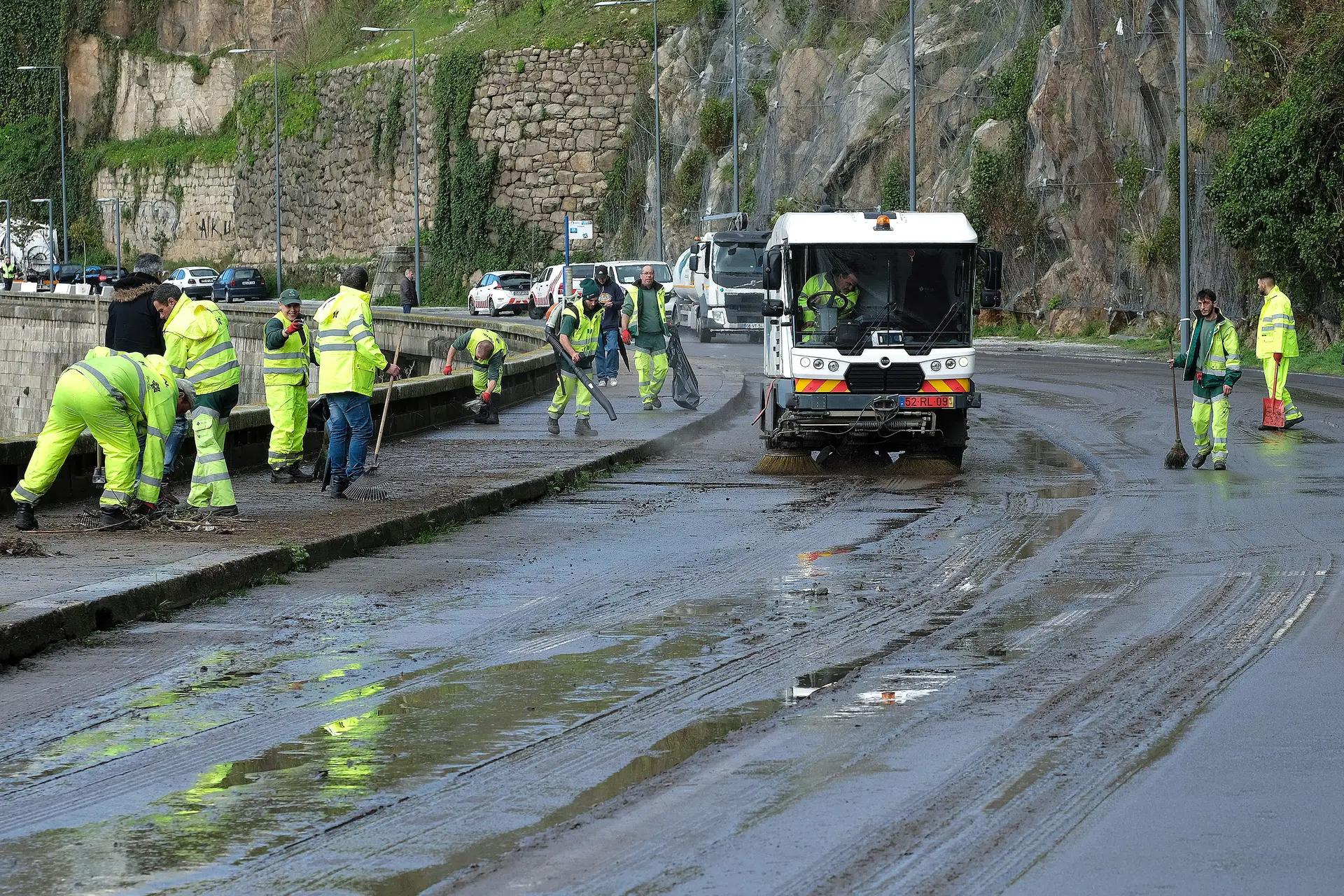 Deslizamento de lamas obrigou ao corte de estrada na zona ribeirinha do Porto