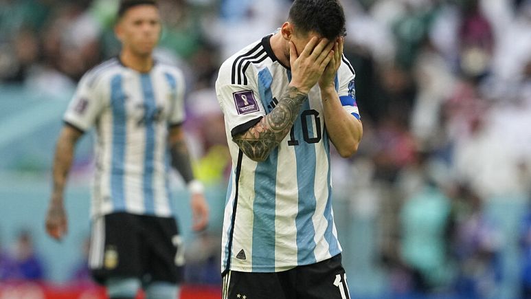 Mundial Futebol ’22: Derrota da Argentina dita primeira surpresa