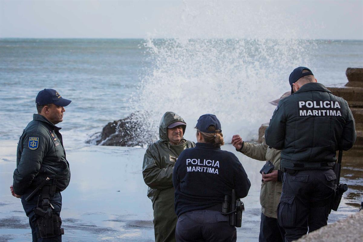 Jovem desaparece no mar da Póvoa de Varzim.  Três foram resgatados com vida.