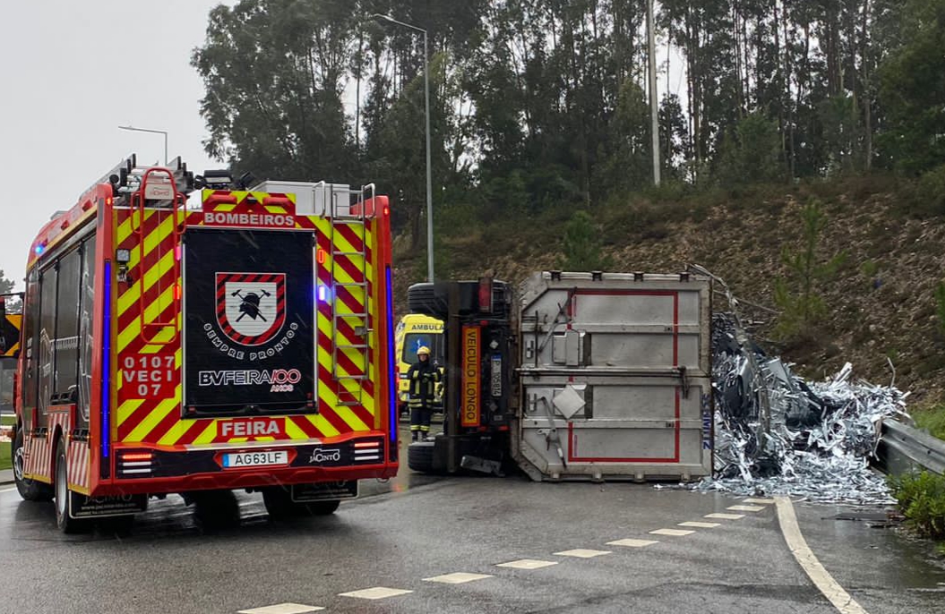 Despiste de camião na A32 em Santa Maria da Feira causa um ferido