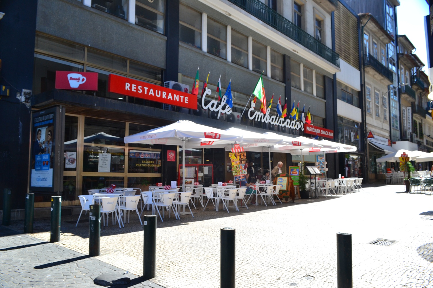 Emblemático café da baixa do Porto encerra após despejo do senhorio