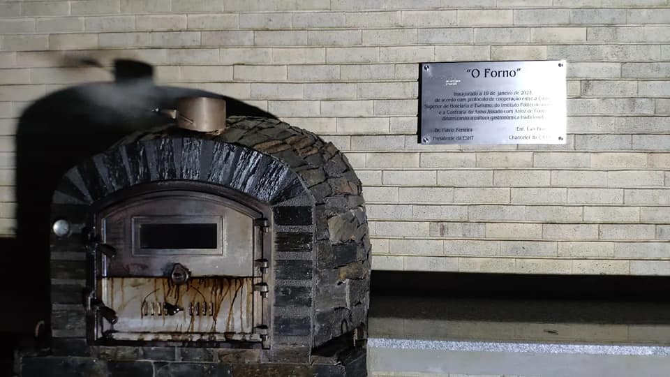 Confraria do Anho Assado com Arroz de Forno inaugura forno na Escola Superior de Hotelaria e Turismo em Vila do Conde