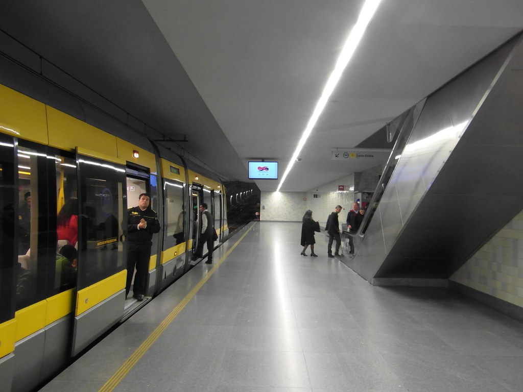 Circulação do Metro do Porto interrompida devido a inundação na estação de S. Bento