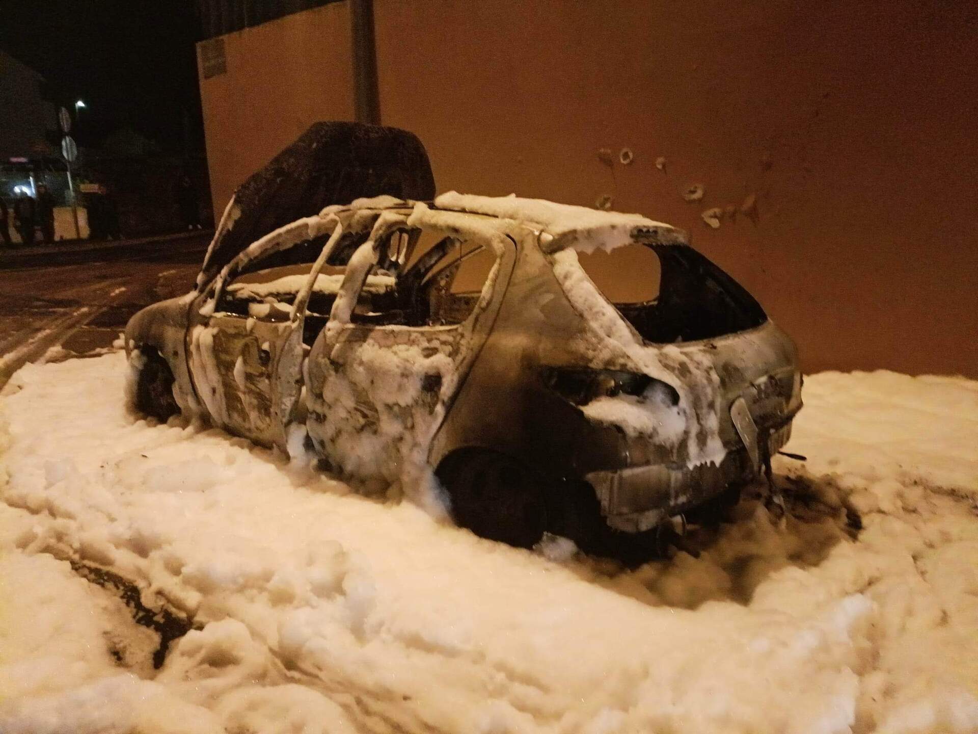 Incêndio destrói carro junto Liga Portuguesa Contra Cancro no Porto