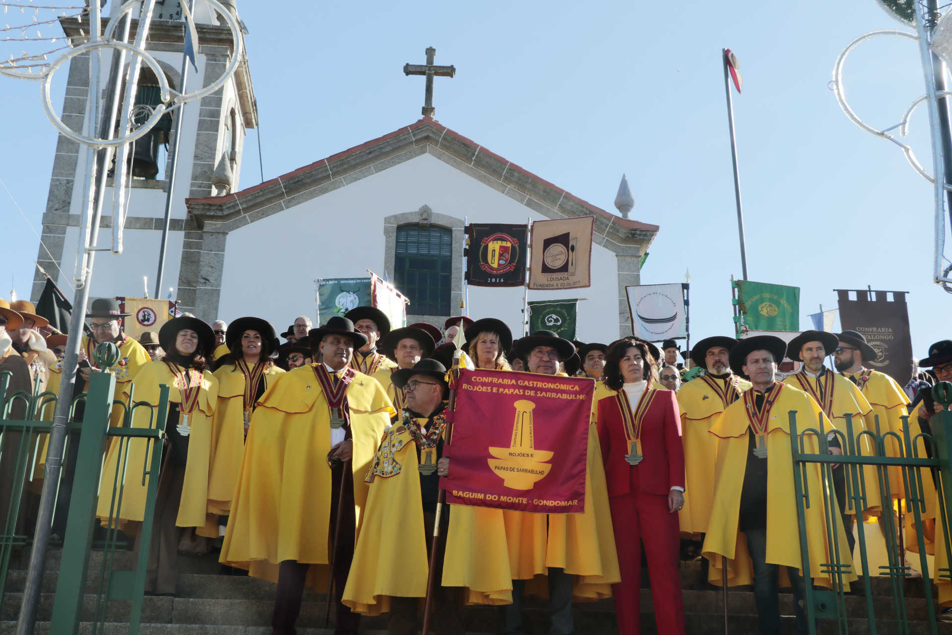 Centenas juntaram-se em Gondomar para dar as boas vindas aos novos confrades dos Rojões e Papas de Sarrabulho