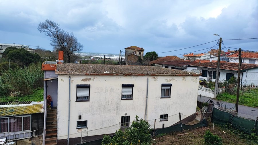 Mau tempo arranca telhado de casa em Espinho