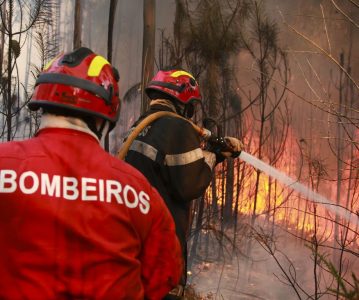 Incêndio na Serra da Freita em Arouca provoca ferimentos num bombeiro
