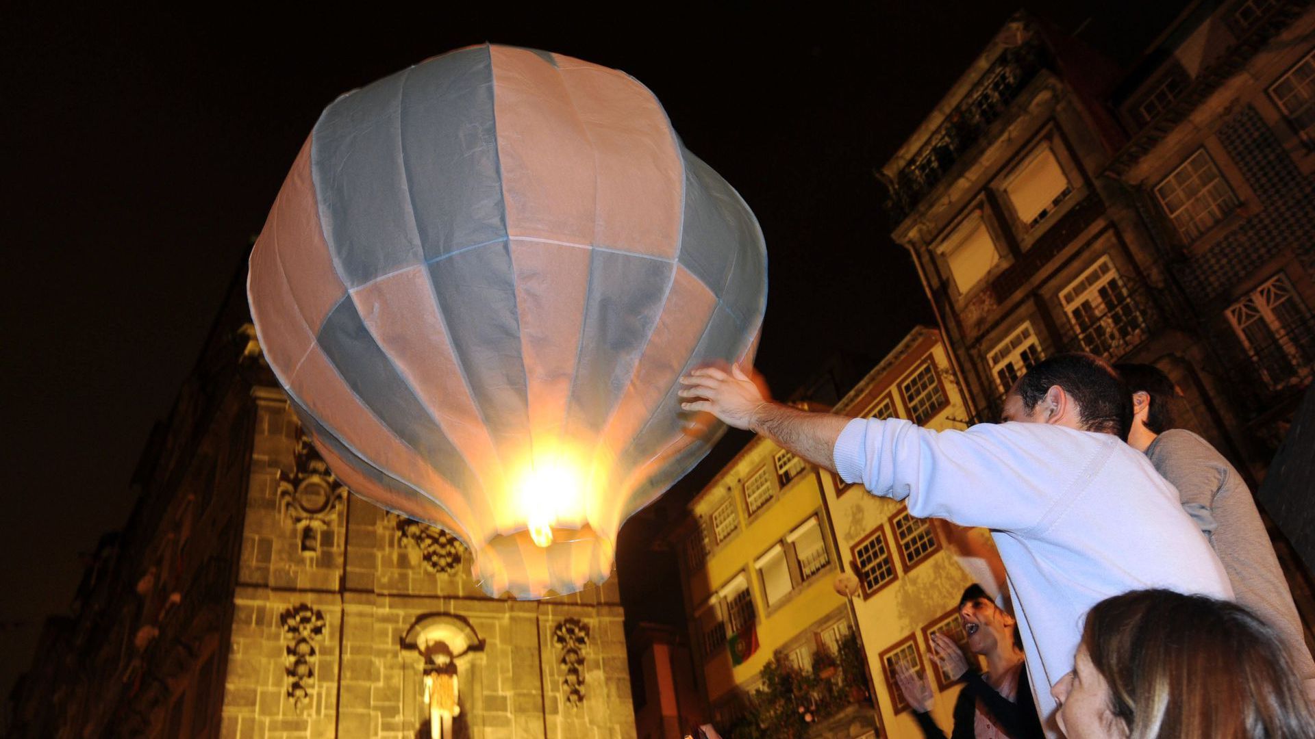 Lançamento de balões de São João terá horário restrito e espaço aéreo fechado