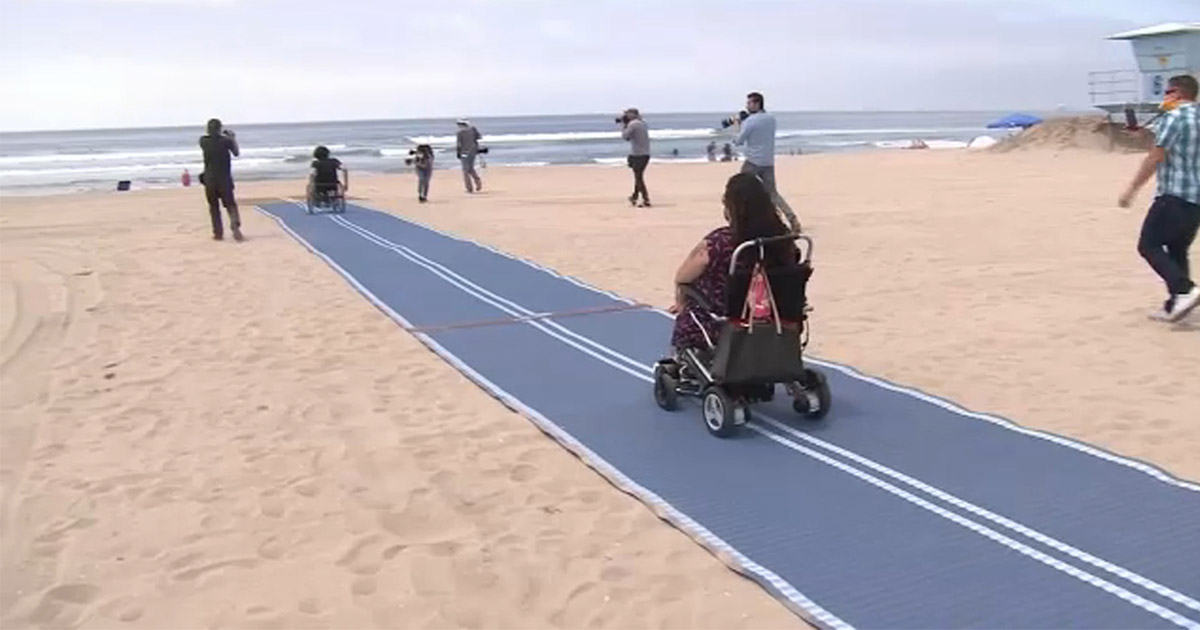 Cadeiras anfíbias e tapetes instalados na praia de Matosinhos