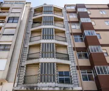Câmara Municipal do Porto adquire dois prédios para ampliar oferta de habitação a preços acessíveis.