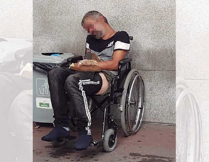 Homem espera por atendimento na urgência do Hospital de Santo Tirso em condições desumanas