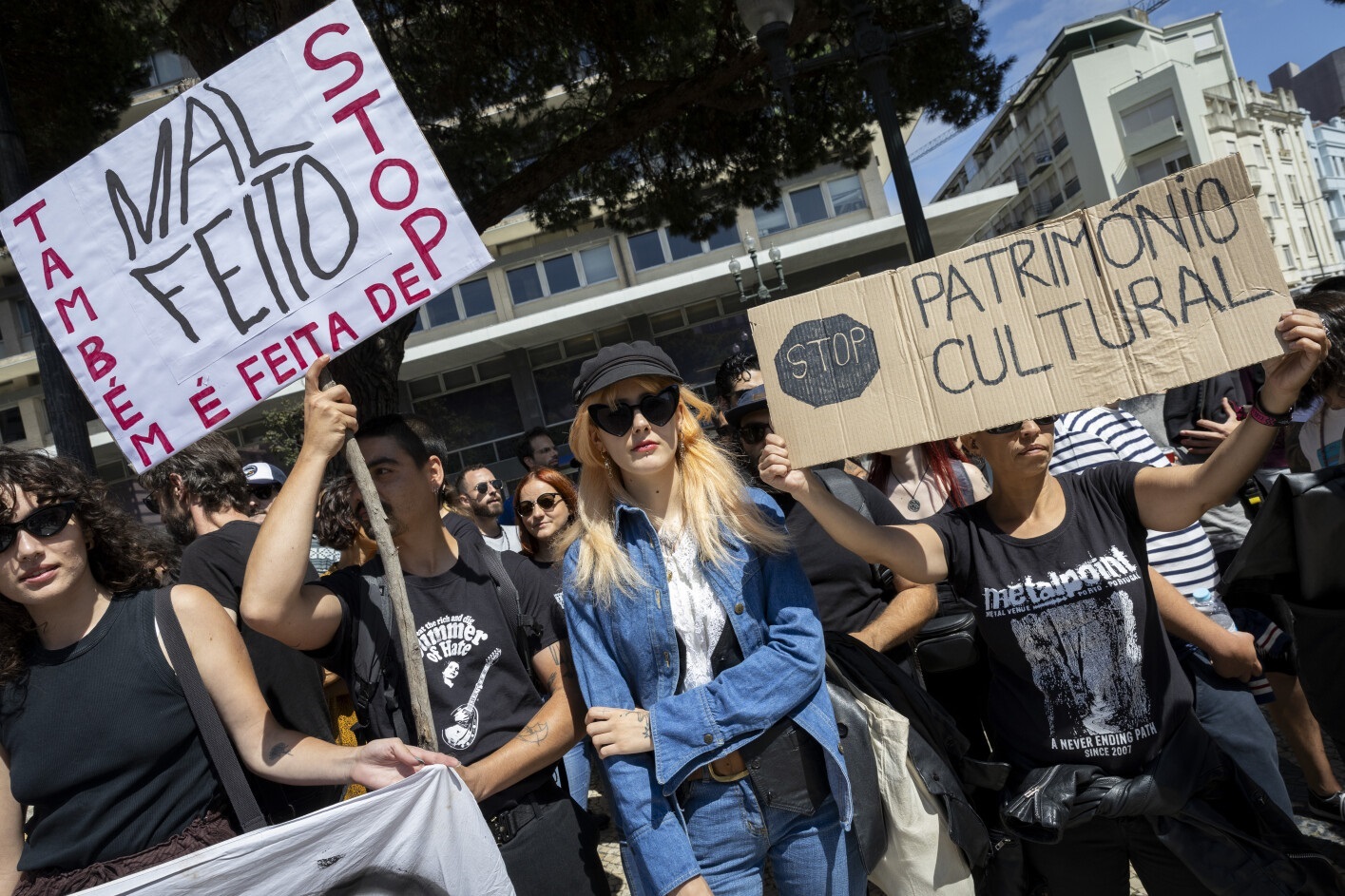 Músicos e lojistas do centro comercial Stop manifestaram-se em frente à Câmara Municipal do Porto